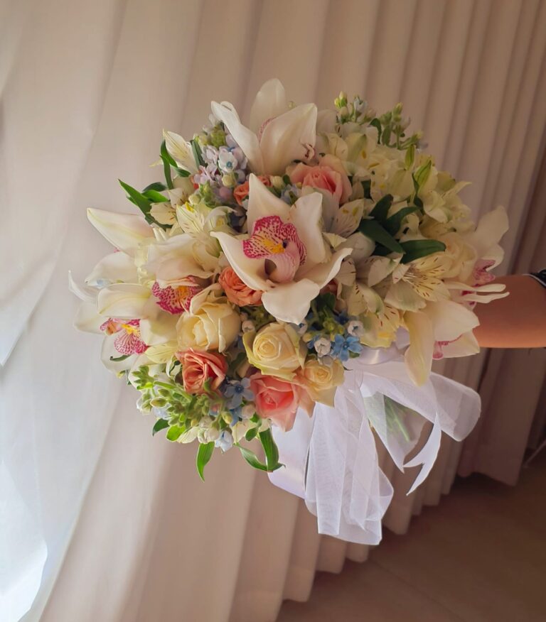 סחלבים שוזרים פרחים באהבה